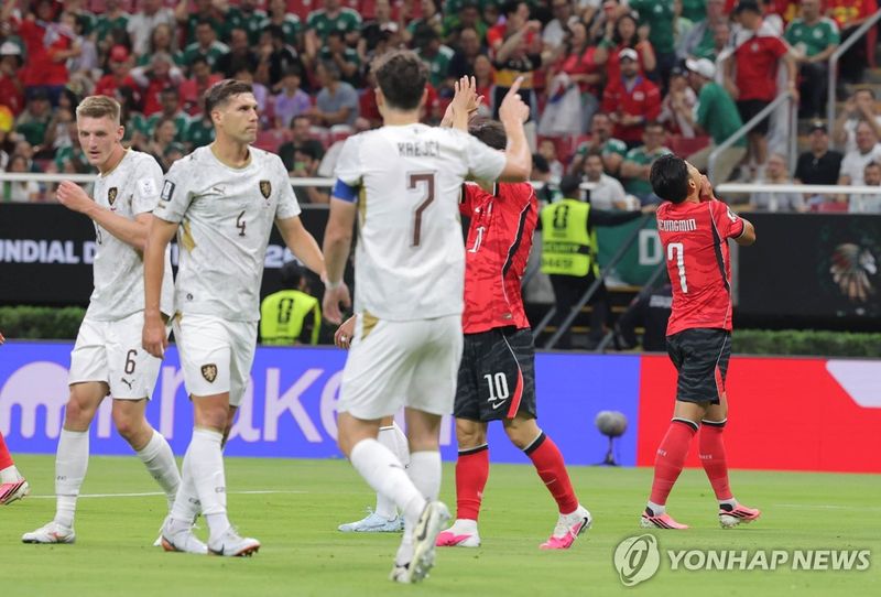 아쉬워 하는 손흥민 (출처=연합뉴스)
