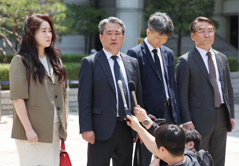 [서울=뉴시스] 김진아 기자 = 12·3 비상계엄을 선포하기 위한 명분을 만들고자 북한 평양에 무인기를 투입했다는 혐의로 기소된 윤석열 전 대통령이 1심에서 징역 30년을 선고받은 12일 서울 서초구 서울중앙지방법원에서 윤 전 대통령의 국민변호인단 김계리(왼쪽부터), 송진호, 배의철, 배보윤 변호사가 일반이적 등 혐의 1심 선고공판 결과 관련 입장을 밝히고 있다. 2026.06.12. bluesoda@newsis.com