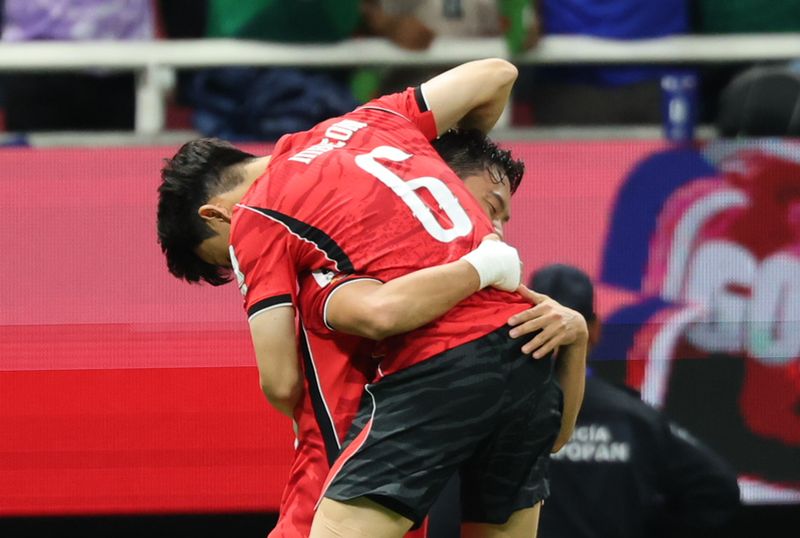 (과달라하라(멕시코)=뉴스1) 박지혜 기자 = 대한민국 축구국가대표팀 오현규가 11일(현지시간) 멕시코 할리스코주 사포판 과달라하라 스타디움에서 열린 2026 북중미 월드컵 A조 조별리그 1차전 대한민국과 체코의 경기에서 역전골을 넣은 뒤 어시스트를 한 황인범과 기쁨을 나누고 있다. 2026.6.12/뉴스1 /사진=뉴스1화상