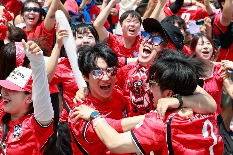 축구국가대표팀 공식 서포터즈 붉은악마를 비롯한 시민들이 12일 서울 종로구 광화문광장에서 2026 북중미월드컵 A조 조별리그 1차전 대한민국과 체코의 경기 후반전을 화면으로 지켜보며 거리응원을 펼치던 중 황인범의 동점골에 환호하고 있다.뉴스1