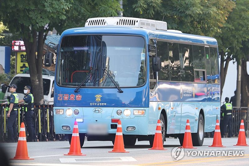 법원 도착한 윤석열 호송차 (출처=연합뉴스)