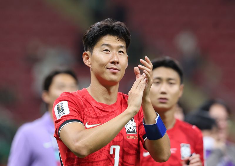 11일(현지시간) 멕시코 할리스코주 사포판 과달라하라 스타디움에서 열린 2026 북중미 월드컵 A조 조별리그 1차전 대한민국과 체코의 경기에서 주장 손흥민이 2-1 승리 후 관중들에게 인사하고 있다.뉴스1