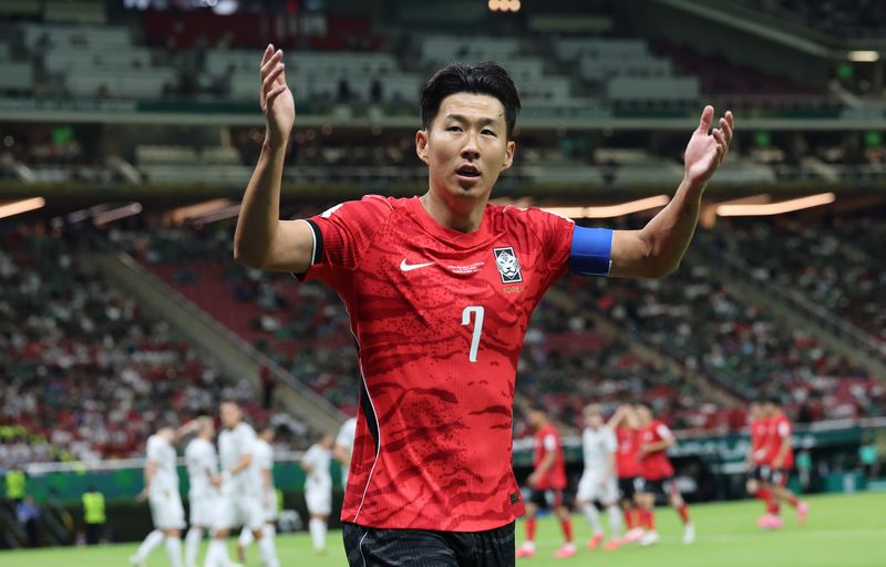 대한민국 축구국가대표팀 손흥민이 11일(현지시간) 멕시코 할리스코주 사포판 과달라하라 스타디움에서 열린 2026 북중미 월드컵 A조 조별리그 1차전 대한민국과 체코 경기에서 관중들에게 박수를 유도하고 있다. 이날 경기는 대한민국 체코를 상대로 2-1로 승리했다.뉴스1