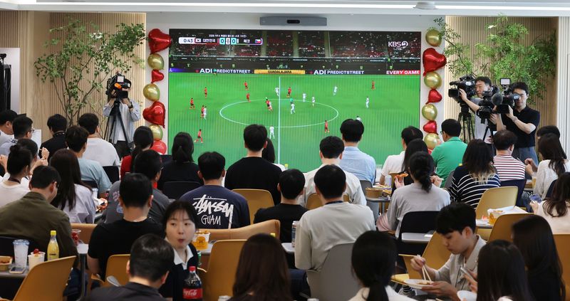 2026 북중미 월드컵 조별리그 A조 한국과 체코의 경기가 열린 12일 서울 강남구 역삼동 GS타워에서 GS리테일 임직원들이 함께 경기를 보며 응원하고 있다. 2026.6.12 /사진=연합뉴스