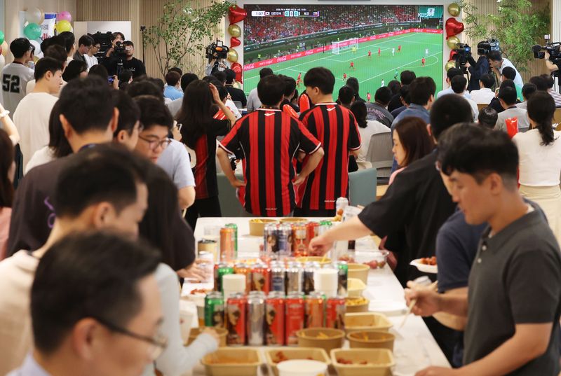 2026 북중미 월드컵 조별리그 A조 한국과 체코의 경기가 열린 12일 서울 강남구 역삼동 GS타워에서 GS리테일 임직원들이 함께 경기를 보며 응원하고 있다.연합뉴스