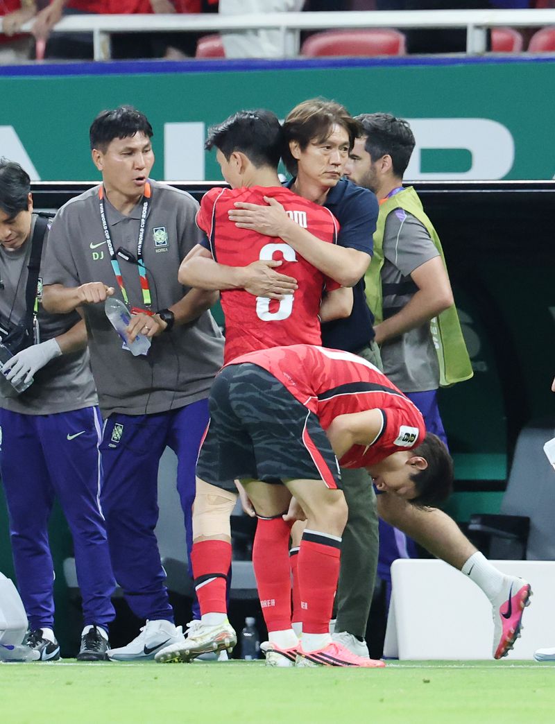 홍명보 대한민국 축구국가대표팀 감독이 11일(현지시간) 멕시코 할리스코주 사포판 과달라하라 스타디움에서 열린 2026 북중미 월드컵 A조 조별리그 1차전 대한민국과 체코의 경기에서 동점골을 넣은 황인범을 안아주고 있다. 이날 경기는 대한민국이 체코를 상대로 2-1로 승리했다.뉴스1