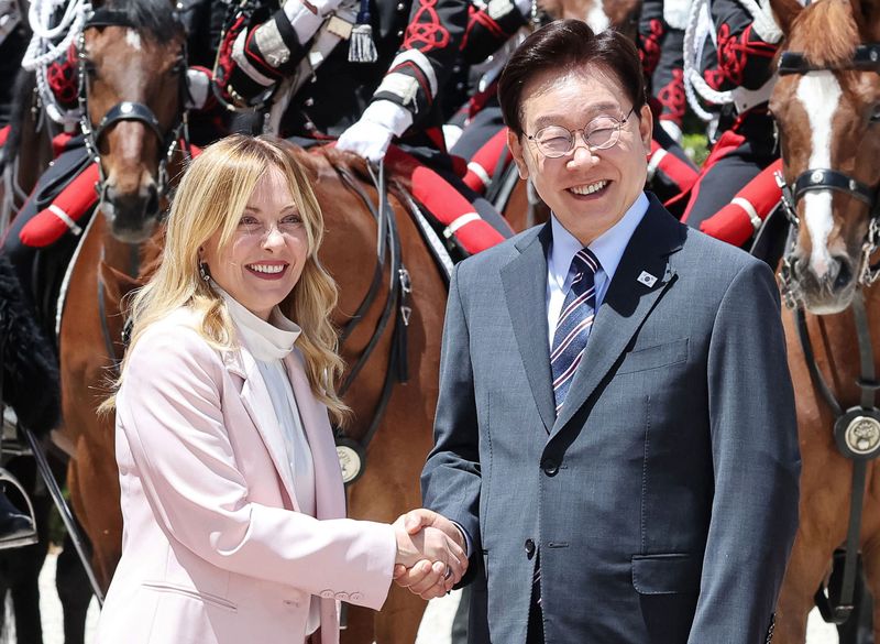 G7 정상회의 참석 계기 이탈리아를 국빈 방문 중인 이재명 대통령이 12일(현지 시간) 로마 영빈관에서 열린 환영식에서 조르자 멜로니 총리와 악수하고 있다. 뉴시스