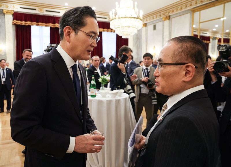 위성락 국가안보실장과 이재용 삼성전자 회장이 12일(현지시간) 이탈리아 로마의 한 호텔에서 열린 비즈니스 라운드테이블에서 대화하고 있다. 연합뉴스