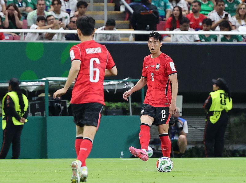 (과달라하라(멕시코)=뉴스1) 임세영 기자 = 대한민국 축구국가대표팀 이한범이 11일(현지시간) 멕시코 할리스코주 사포판 과달라하라 스타디움에서 열린 2026 북중미 월드컵 A조 조별리그 1차전 대한민국과 체코의 경기에서 황인범에게 패스를 하고 있다. 이날 경기는 대한민국이 체코를 상대로 2-1로 승리했다. 2026.6.13/뉴스1 /사진=뉴스1화상
