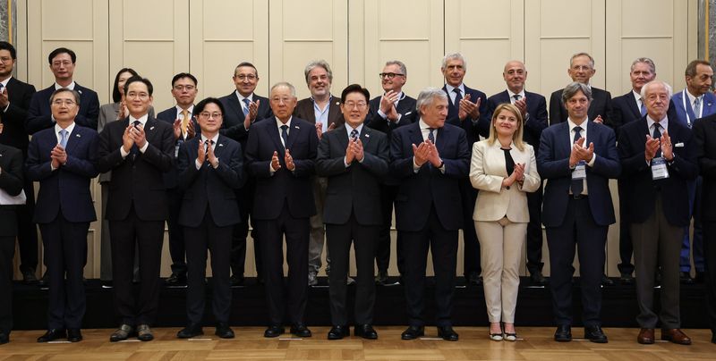 이재명 대통령이 12일(현지시간) 이탈리아 로마의 한 호텔에서 열린 비즈니스 라운드테이블에서 참석자들과 기념 촬영을 하고 있다. 연합뉴스
