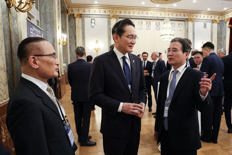 위성락 국가안보실장과 김용범 정책실장, 이재용 삼성전자 회장이 12일(현지시간) 이탈리아 로마 한 호텔에서 열린 비즈니스 라운드테이블에서 대화를 나누고 있다. 뉴스1