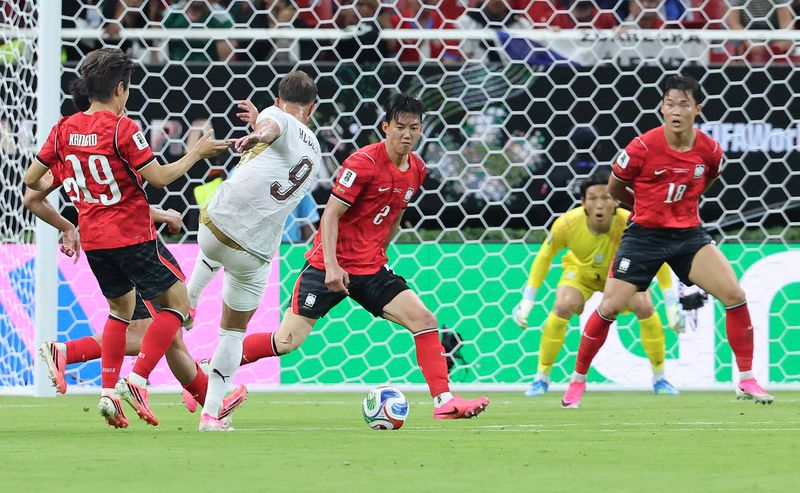 (과달라하라(멕시코)=뉴스1) 임세영 기자 = 대한민국 축구국가대표팀 이한범이 11일(현지시간) 멕시코 할리스코주 사포판 과달라하라 스타디움에서 열린 2026 북중미 월드컵 A조 조별리그 1차전 대한민국과 체코의 경기에서 볼을 막아내고 있다. 이날 경기는 대한민국이 체코를 상대로 2-1로 승리했다. 2026.6.13/뉴스1 /사진=뉴스1화상