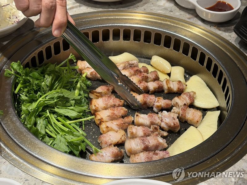 불판 위 삼겹살 (출처=연합뉴스)