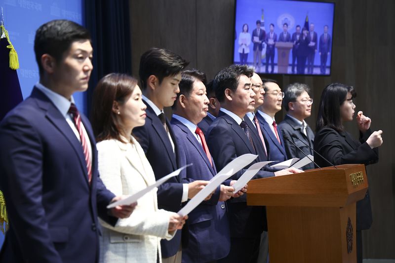 [서울=뉴시스] 김근수 기자 = 국민의힘 개혁성향 모임 ‘대안과 미래’ 소속 이성권 의원과 의원들이 11일 오전 서울 여의도 국회 소통관에서 중앙선거관리위원회 투표지 부족 사태 관련 입장문 발표를 하고 있다. 2026.06.11. ks@newsis.com