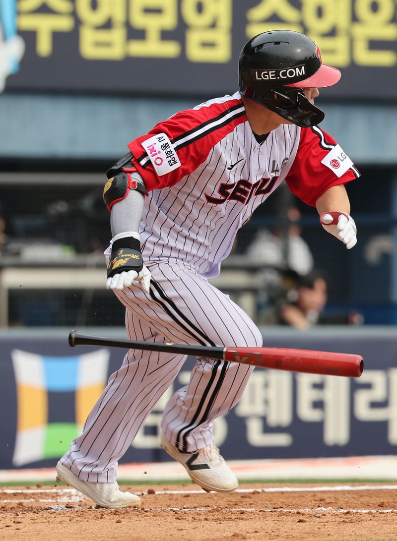 [서울=뉴시스] 박주성 기자 = 29일 오후 서울 송파구 잠실야구장에서 열린 2026 신한 SOL KBO리그 KT 위즈와 LG 트윈스의 경기, 3회말 투아웃 주자 1,2루에서 LG 문성주가 1타점 적시타를 치고 있다. 2026.03.29. park7691@newsis.com