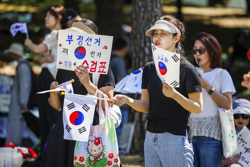 [서울=뉴시스] 정병혁 기자 = 제9회 전국동시지방선거 투표용지 부족 사태에 항의하며 개표소 봉쇄 시위를 이어가고 있는 9일 서울 송파구 올림픽공원 핸드볼경기장에 설치된 개표소 앞에서 구호를 외치고 있다. 2026.06.09. jhope@newsis.com