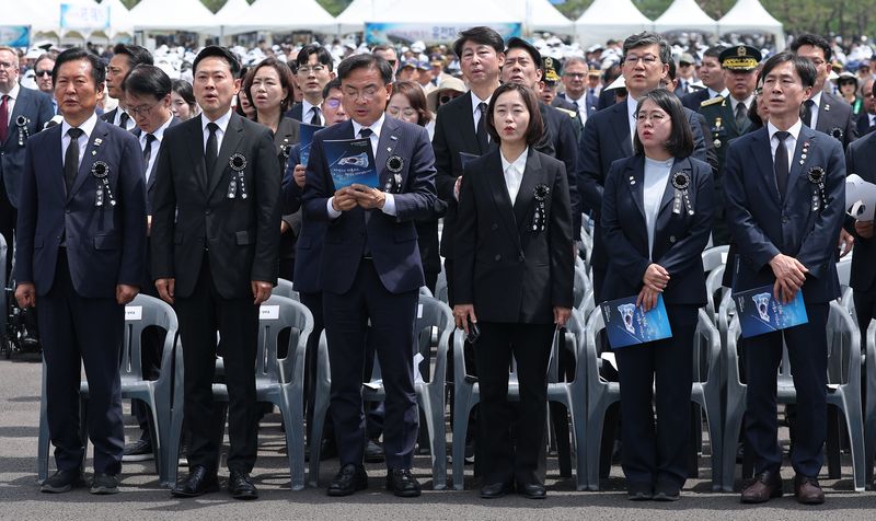 [서울=뉴시스] 고범준 기자 = 6일 서울 동작구 국립서울현충원에서 열린 제71회 현충일 추념식에서 여야 대표들이 현충의 노래를 제창하고 있다.왼쪽부터 정청래 더불어민주당 대표, 장동혁 국민의힘 대표, 신장식 조국혁신당 대표 권한대행, 김재연 진보당 상임대표, 용혜인 기본소득당 대표, 한창민 사회민주당 대표. (청와대통신사진기자단) 2026.06.06. bjko@newsis.com