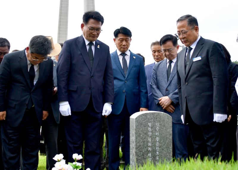 [광주=뉴시스] 류형근 기자 = 6·3 국회의원 재보선을 통해 국회 재입성한 더불어민주당 송영길 의원이 7일 오전 광주 북구 운정동 국립5·18민주묘지 열사 묘역에서 참배를 하고 있다. 2026.06.07. hgryu77@newsis.com