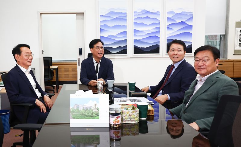 [서울=뉴시스] 김근수 기자 = 송언석 국민의힘 전 원내대표가 차기 원내대표 후보자들과 7일 오후 서울 여의도 국회 국민의힘 원내대표실에서 차기 원내대표 선거 일정을 논의하고 있다.왼쪽부터 김도읍 의원, 송 전 원내대표, 성일종 의원, 정점식 의원. 2026.06.07. ks@newsis.com