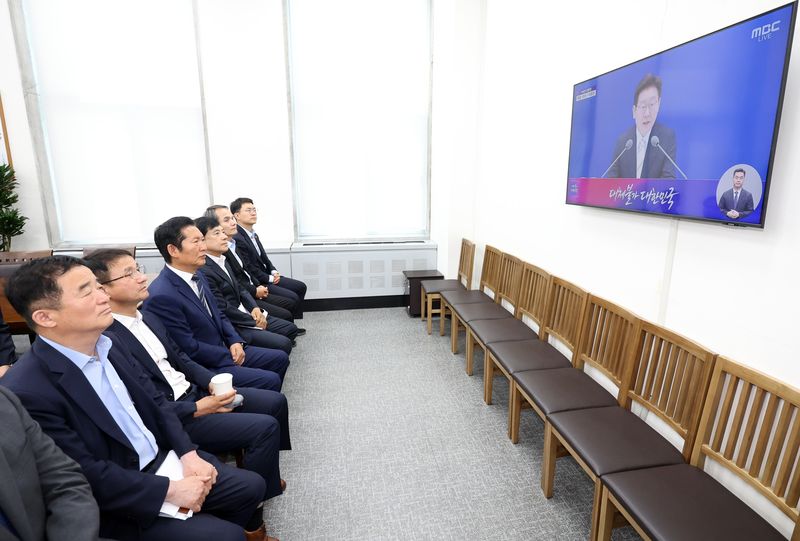 [서울=뉴시스] 최진석 기자 = 정청래 더불어민주당 대표가 8일 서울 여의도 국회에서 이재명 대통령 취임 1주년 기자회견 방송 시청하고 있다. 2026.06.08. myjs@newsis.com