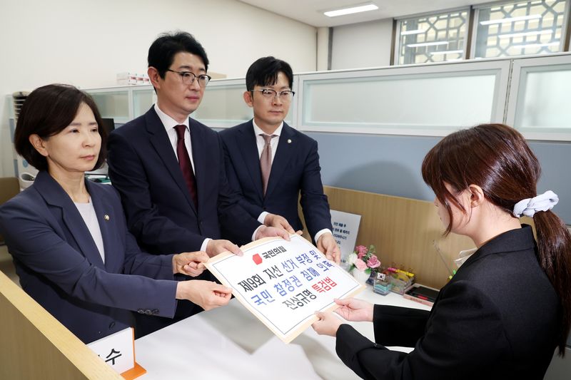 [서울=뉴시스] 조성봉 기자 = 주진우 국민의힘 당 법률자문위원장 등이 9일 오후 서울 여의도 국회 의안과에 '제9회 전국동시지방선거 부정 및 국민 참정권 침해 의혹 진상규명을 위한 특별검사 임명 등에 관한 법률안'을 제출하고 있다. 왼쪽부터 최수진 의원, 주진우 법률위원장, 박충권 의원. 2026.06.09. suncho21@newsis.com