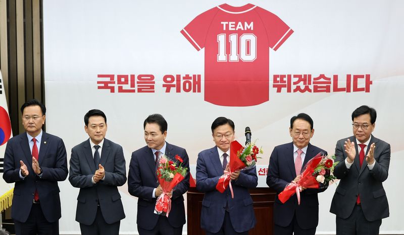 [서울=뉴시스] 최진석 기자 = 국민의힘 정점식 신임 원내대표가 10일 여의도 국회에서 열린 원내대표 선출 의원총회에서 장동혁 대표를 비롯한 참석자들과 기념촬영 뒤 박수치고 있다. 왼쪽부터 유상범 선거관리위원장, 장동혁 대표, 성일종 의원, 정 신임 원내대표, 김도읍 의원, 송언석 전 원내대표. (공동취재) 2026.06.10. photo@newsis.com