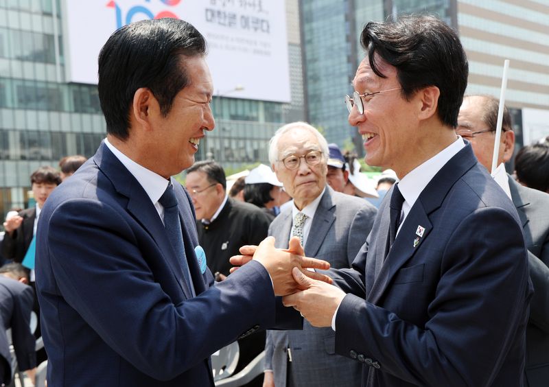 [서울=뉴시스] 조수정 기자 = 김민석 국무총리와 정청래 더불어민주당 대표가 10일 오전 서울 종로구 광화문광장에서 열린 제100주년 6·10 만세운동 기념식을 마친 뒤 인사 나누고 있다. (공동취재) 2026.06.10. chocrystal@newsis.com