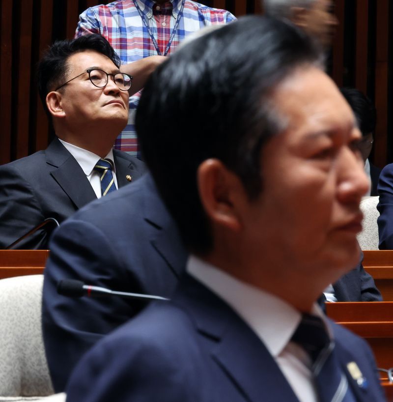 [서울=뉴시스] 최진석 기자 = 더불어민주당 송영길 의원이 11일 여의도 국회에서 열린 의원총회에 참석하고 있다. 오른쪽은 정청래 대표. 2026.06.11. myjs@newsis.com