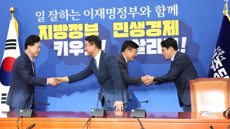 [서울=뉴시스] 최진석 기자 = 한병도 더불어민주당 원내대표가 11일 여의도 국회에서 정점식 국민의힘 신임 원내대표를 접견하며 김승수 원내운영수석부대표와 악수하고 있다. 왼쪽부터 국민의힘 김승수 원내운영수석부대표, 정 원내대표, 더불어민주당 한 원내대표, 천준호 원내운영수석부대표. 2026.06.11. myjs@newsis.com