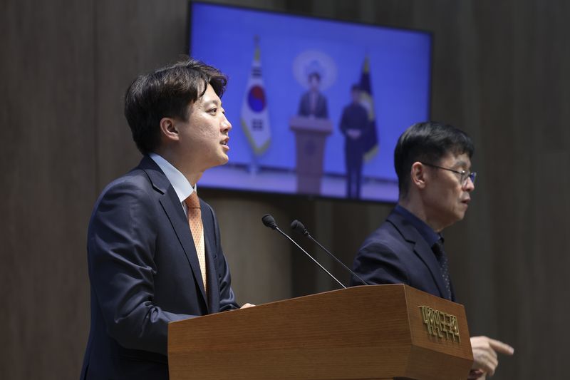 [서울=뉴시스] 김근수 기자 = 이준석 개혁신당 대표가 11일 오후 서울 여의도 국회 소통관에서 투표용지 부족 사태 및 특검법 관련 기자회견을 하고 있다. 2026.06.11. ks@newsis.com