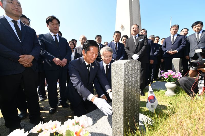 [광주=뉴시스] 이영주 기자 = 정청래 더불어민주당 당대표가 12일 오전 광주 북구 운정동 국립5.18민주묘지를 찾아 '5·18 시민군 대변인' 고(故) 윤상원 열사 묘소를 참배하고 있다. 2026.06.12. leeyj2578@newsis.com