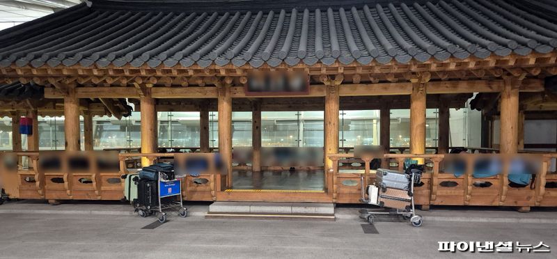 새벽 2시 인천공항서 먹고 자는 노숙인들 만나보니