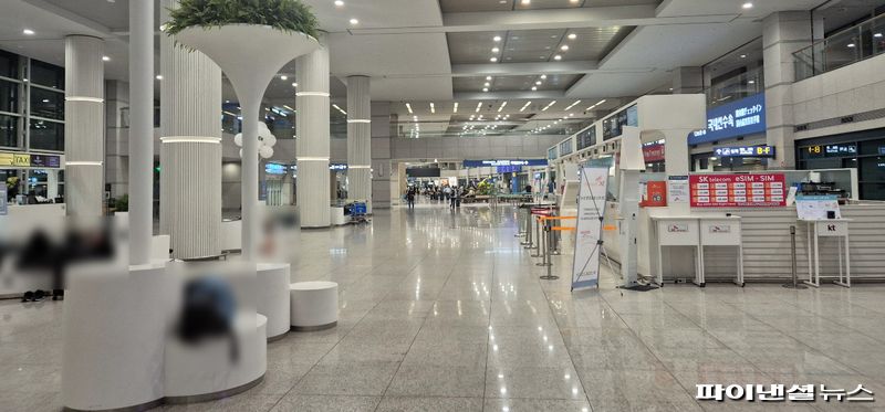새벽 2시 인천공항서 먹고 자는 노숙인들 만나보니