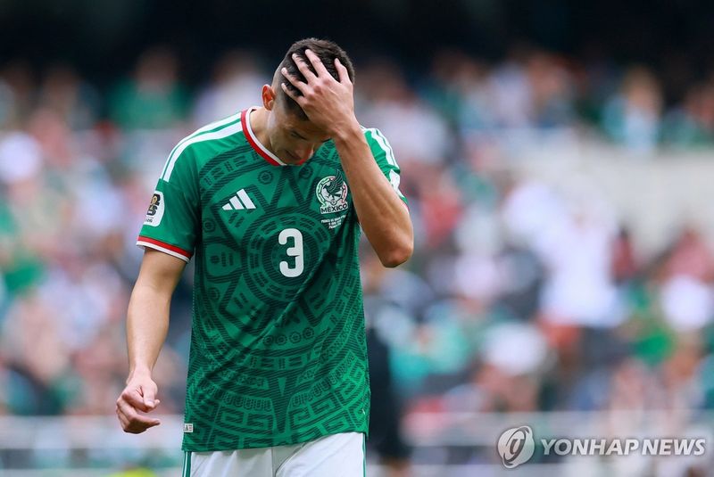 남아공과의 경기에서 퇴장당한 멕시코 수비의 핵심 세사르 몬테스. 사진=연합뉴스