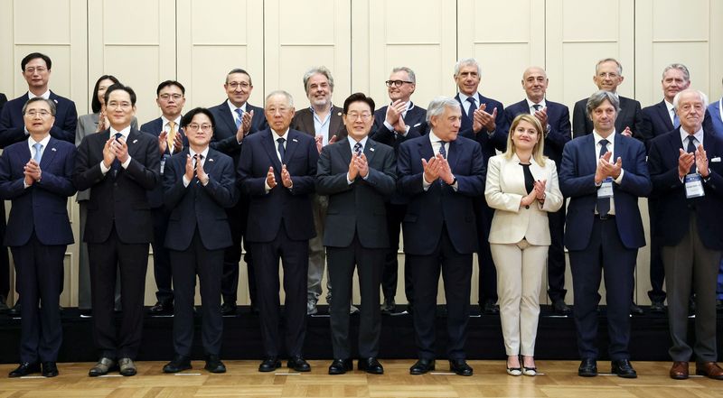 [로마=뉴시스] 최동준 기자 = G7 정상회의 참석 계기 이탈리아를 국빈 방문 중인 이재명 대통령이 12일(현지 시간) 로마 한 호텔에서 열린 한-이탈리아 비즈니스 라운드 테이블에서 안토니오 타야니 이탈리아 부총리 겸 외교부장관을 비롯한 참석자들과 기념촬영을 하고 있다. 2026.06.13. photocdj@newsis.com