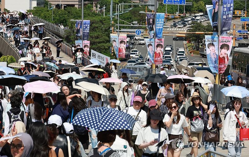 팬들로 붐비는 공연장 주변 (출처=연합뉴스)