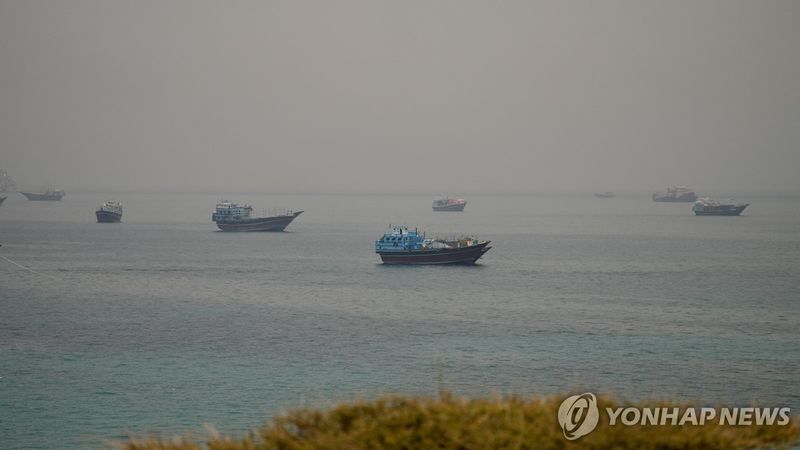 11일(현지시간) 오만 무산담에서 본 호르무즈 해협 (출처=연합뉴스)