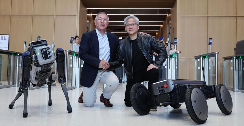 [서울=뉴시스] 김진아 기자 = 젠슨 황 엔비디아 최고경영자(CEO)와 정의선 현대차그룹 회장이 8일 서울 서초구 현대자동차그룹 양재사옥에서 4족 보행로봇 스팟(Spot)과 자율주행 모빌리티 로봇 모베드(MobED)에 사인한 뒤 기념촬영 하고 있다. (공동취재) 2026.06.08. photo@newsis.com