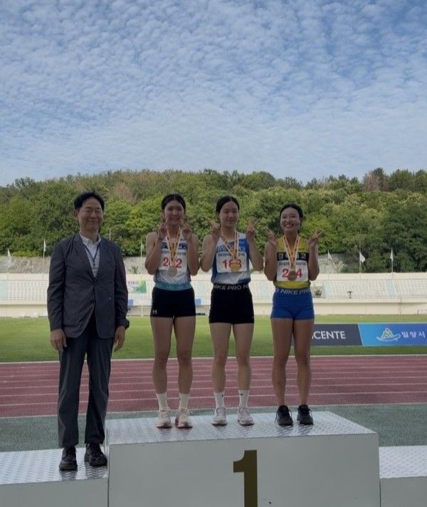 '밀양아리랑 2026전국육상경기대회' 입상자들이 시상대에 올라 기념사진을 찍고 있다. (전남교육청 제공, 재판매 및 DB 금지)/뉴스1