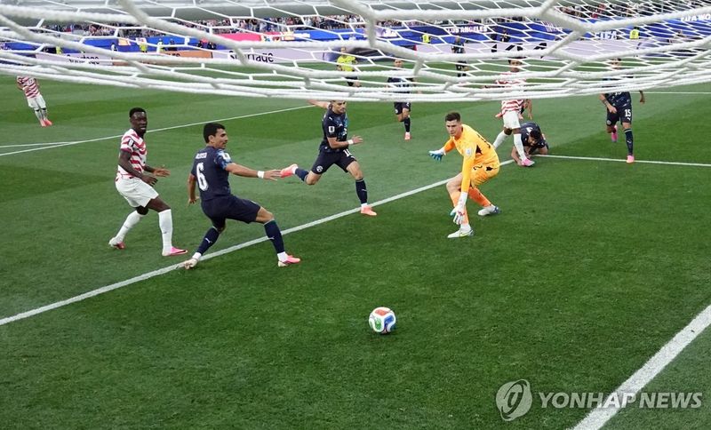파라과이의 자책골 순간. (출처=연합뉴스)