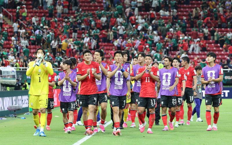 대한민국 축구국가대표팀 선수들이 11일(현지시간) 멕시코 할리스코주 사포판 과달라하라 스타디움에서 열린 2026 북중미 월드컵 A조 조별리그 1차전 대한민국과 체코 경기를 마치고 관중들에게 인사를 하고 있다. 이날 경기는 대한민국 체코를 상대로 2-1로 승리했다.뉴스1