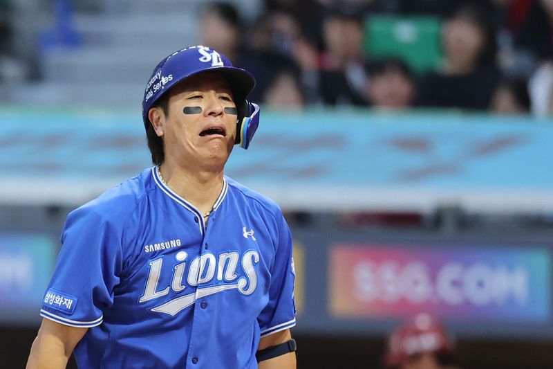 [인천=뉴시스] 권창회 기자 = 28일 인천 미추홀구 인천 SSG 랜더스필드에서 열린 2026 KBO리그 삼성 라이온즈와 SSG 랜더스의 경기, 4회 초 2사서 삼성 강민호가 풀카운트 끝 삼진 아웃을 당한 뒤 아쉬워하고 있다. 2026.05.28. kch0523@newsis.com