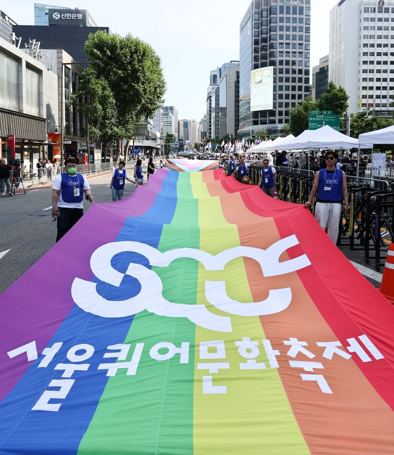 13일 오후 서울 중구 을지로 인근에서 열린 제27회 서울 퀴어 퍼레이드 참가자들이 종로 방향으로 행진하고 있다. 2026.6.13 ⓒ 뉴스1 최지환 기자