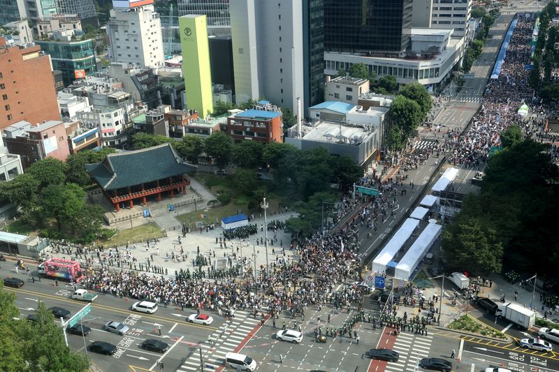 13일 오후 서울 중구 을지로 인근에서 열린 제27회 서울 퀴어 퍼레이드 참가자들이 종로 방향으로 행진하고 있다. 2026.6.13 ⓒ 뉴스1 이광호 기자
