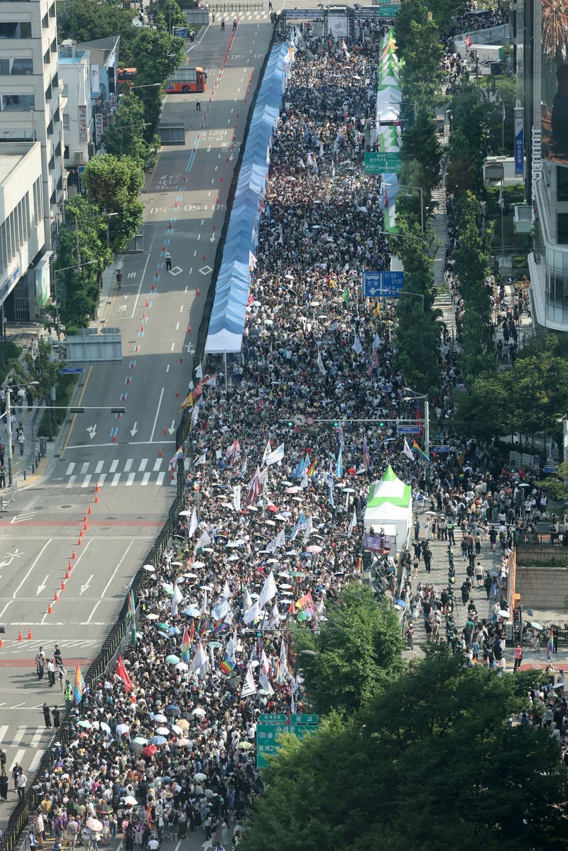 13일 오후 서울 중구 을지로 인근에서 열린 제27회 서울 퀴어 퍼레이드에 많은 참가자들이 모여 있다. 2026.6.13 ⓒ 뉴스1 이광호 기자