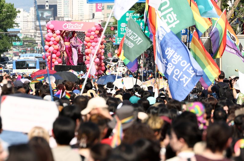 13일 오후 서울 중구 을지로 인근에서 열린 제27회 서울 퀴어 퍼레이드 참가자들이 종로 방향으로 행진하고 있다. 2026.6.13 ⓒ 뉴스1 최지환 기자