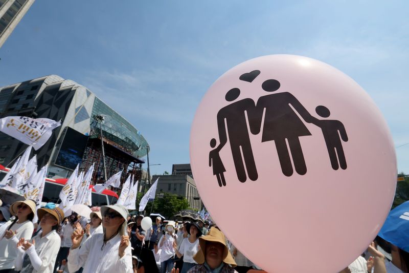 13일 오후 서울 중구 서울시의회 앞에서 열린 '동성애 퀴어축제 반대 국민대회를 위한 거룩한방파제 통합국민대회'에서 참가자들이 예배를 하고 있다. 2026.6.13 ⓒ 뉴스1 이광호 기자