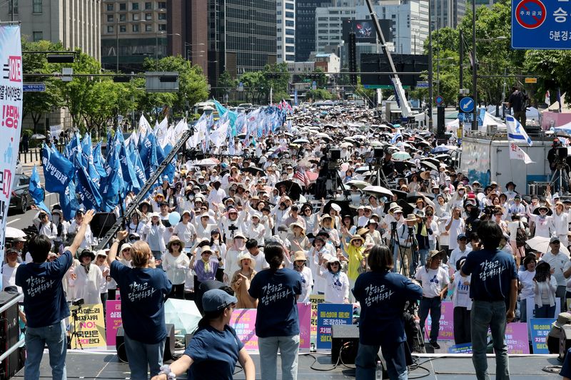 13일 오후 서울시의회 앞에서 열린 '동성애 퀴어축제 반대 국민대회를 위한 거룩한방파제 통합국민대회'에서 참가자들이 예배를 하고 있다. 2026.6.13 ⓒ 뉴스1 이광호 기자