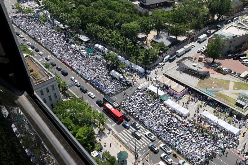 13일 오후 서울 중구 서울시의회 앞에서 열린 '동성애 퀴어축제 반대 국민대회를 위한 거룩한방파제 통합국민대회'에서 참가자들이 예배를 하고 있다. 2026.6.13 ⓒ 뉴스1 이광호 기자