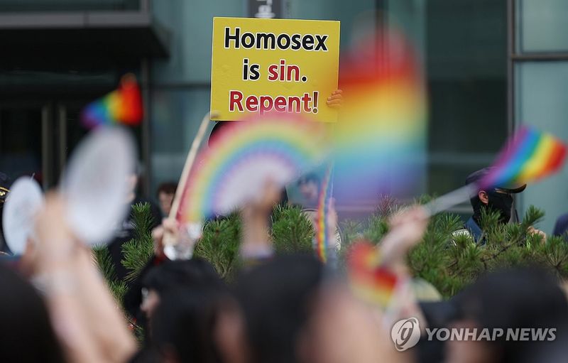 반대집회 마주친 퀴어퍼레이드 (출처=연합뉴스)